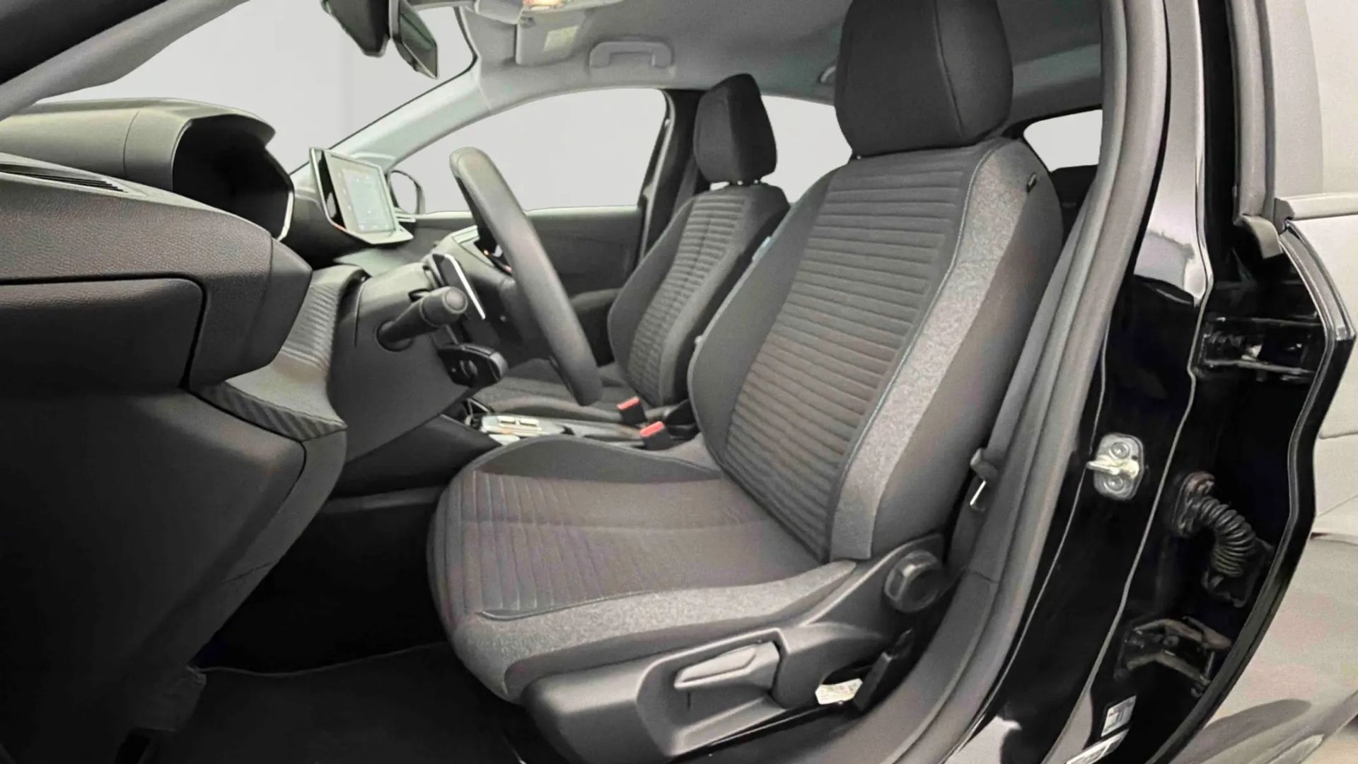 PEUGEOT 208 — photo 5